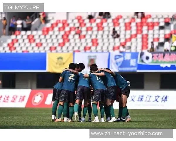 三人足球比赛的激情碰撞与团队合作的完美展现